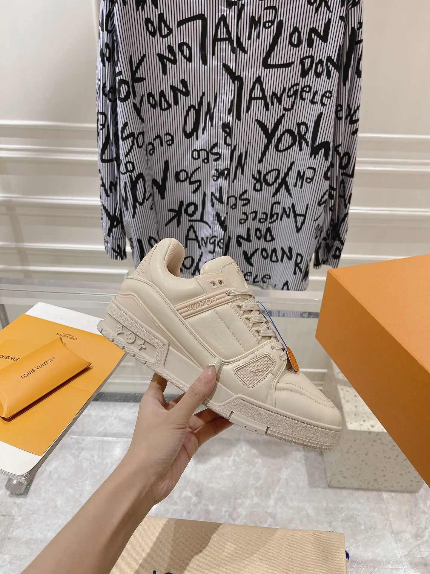 👟👟Ex-factory price 840👟👟 Top version #couple style 2024 hot LV 𝘁𝗿𝗮𝗶𝗻𝗲𝗿 series of the latest couple style sneakers, the quality has been upgraded again, the details are awesome, it just doesn’t look too good! The model was sold out immediately within ten minutes of the official website going on sale. TPU outsole, mold fee is 2w+. The texture is comparable to the original version. The feet are made of polymeter micro-material and breathable British mesh. The details are the same as the original version. Please pay attention to distinguish the currency materials on the market. Size: Female 35-39, Male 39-45M